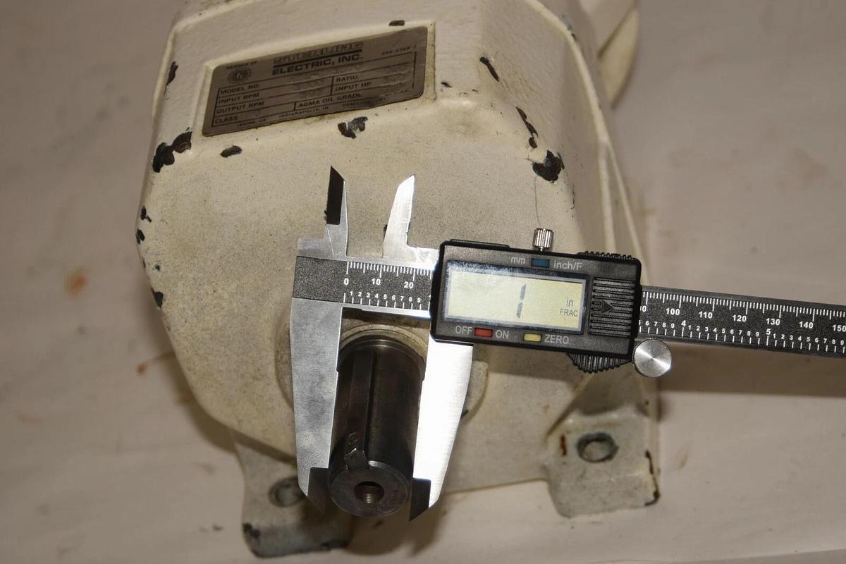 Used STERLING ELECTRIC HEL-GM1670 9.0:1 1800rpm 1" Shaft Gear Box / Speed Reducer