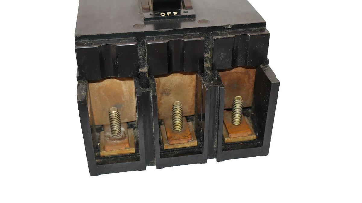 Used Square D Circuit Breaker 200A Q2M-3200-MT 200 Amp Q2M3200MT 3P