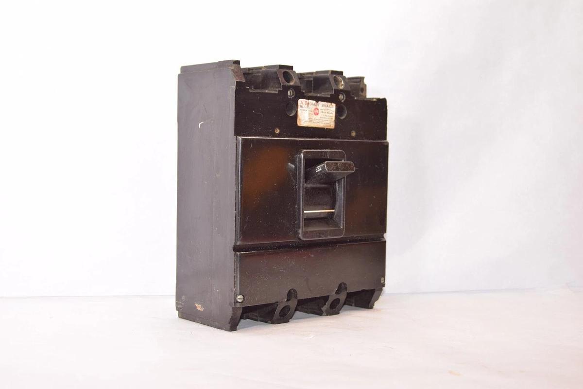 Used FEDERAL PACIFIC / FPE NJ622200 200A Amp 2P Breaker *Chip