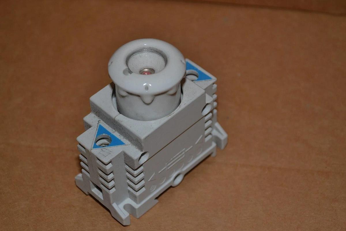 Used WOHNER 25A 500V FUSE HOLDER RAIL OR SCREW MOUNT