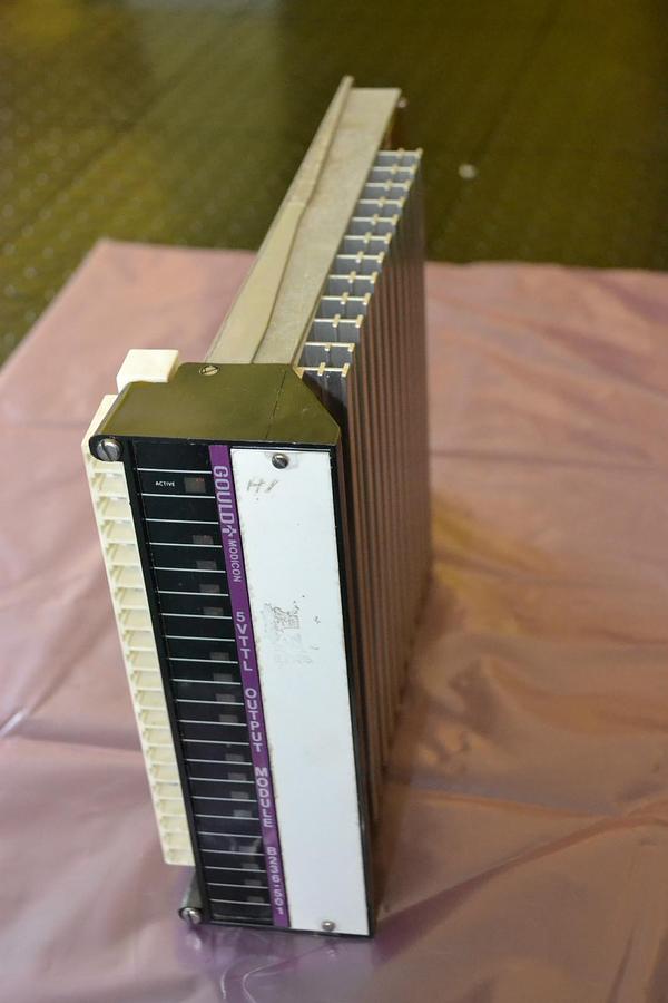 Used GOULD MODICON B236-501 AS B236 501 B236501 OUTPUT MODULE