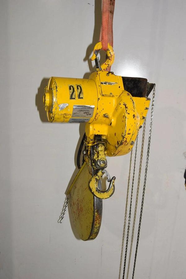 Used Yale Electric Chain Hoist 1 Ton 2000lb 10' Chain Drop 1K9FMG3 220v 3Ph 1T