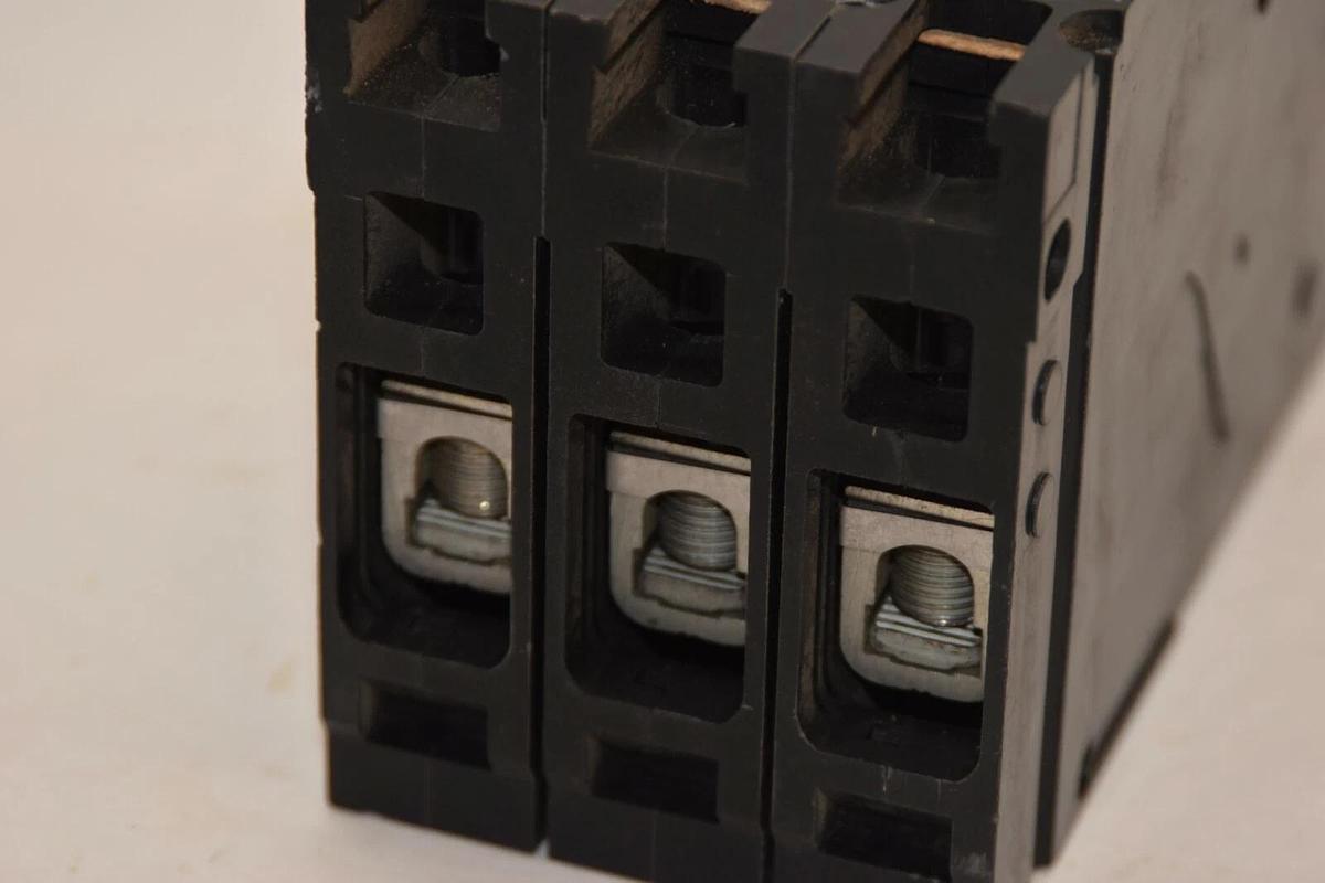 Used SIEMENS ITE E23B080 80A 80 Amp 80 A 240Vac 3P Type E2-A Circuit Breaker *Chip*