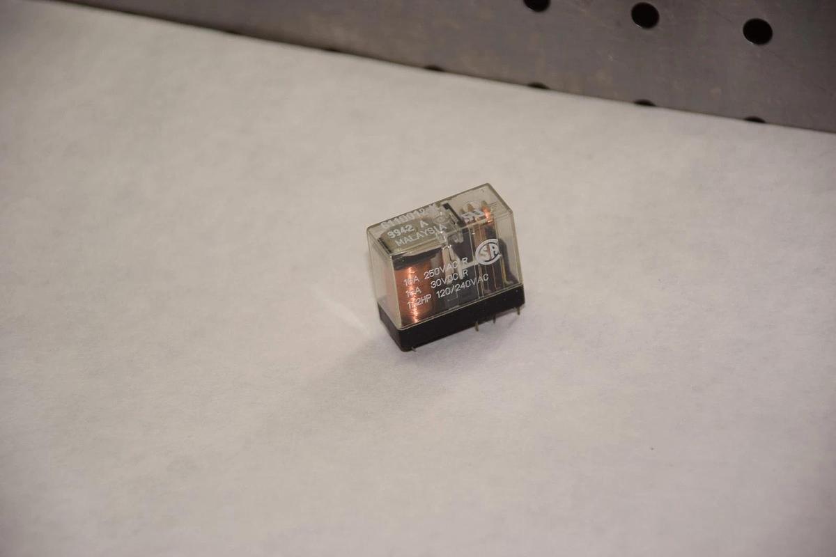 FUJITSU 611D012-K 16A, 250VAC 10A, 30VDC 1/2HP, 120/240VAC MINI RELAY NEW