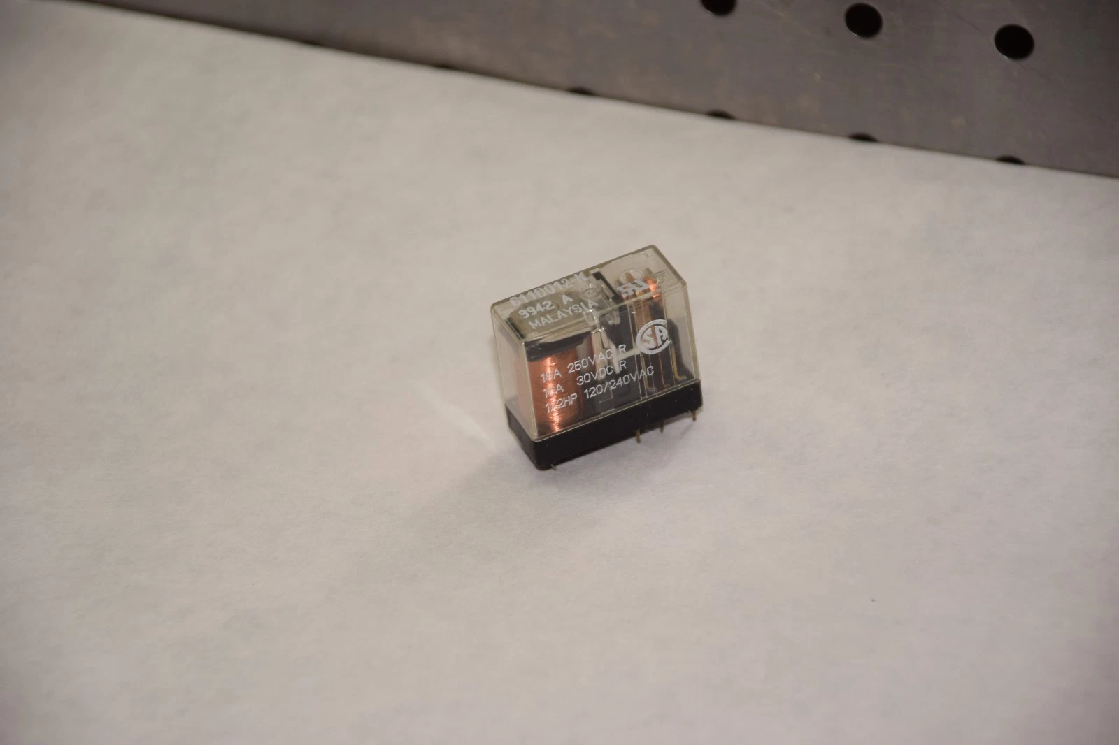 FUJITSU 611D012-K 16A, 250VAC 10A, 30VDC 1/2HP, 120/240VAC MINI RELAY NEW