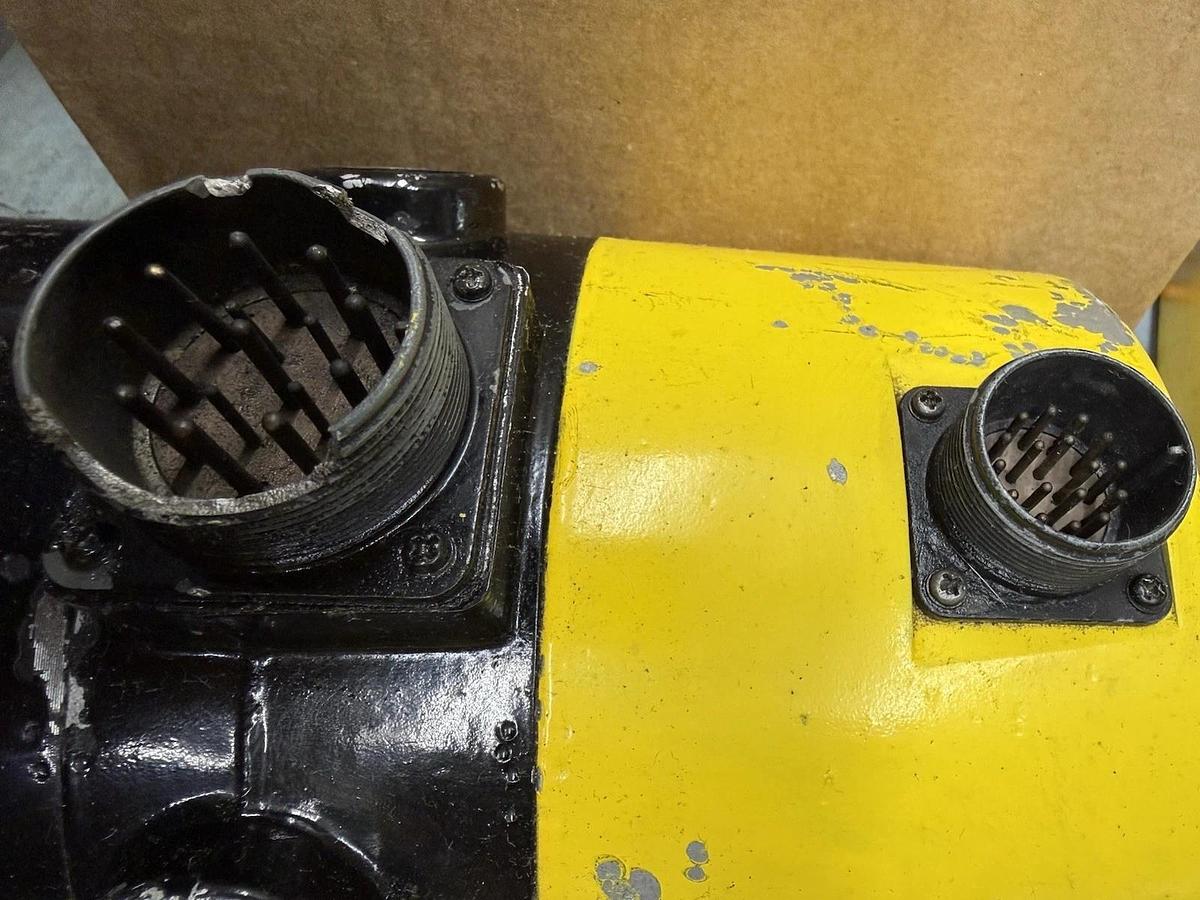 Used Fanuc DC Servo Motor 30M A06B-0653-B011-R A06B0653B011R *Connector chipped READ
