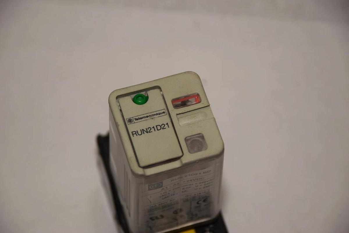 Used TELEMECANIQUE RUN21D21 BD 24VDC 240VAC  RELAY WITH RUZ1D 10A 400VAC RELAY BASE
