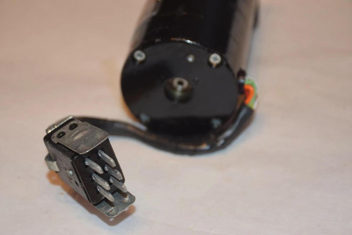 Used BODINE 2411ND3045 23T3BEHH 3.4V 2.9A STEPPER MOTOR