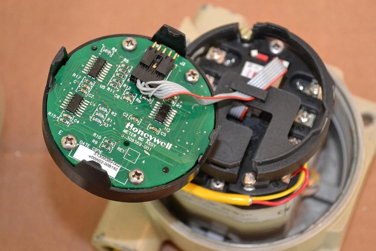 Used Honeywell STT 3000 Smart Temperature Transmitter STT35F-0-EPFM-0000-SB000EF-0DC