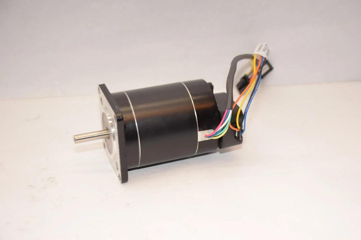 Used ORIENTAL MOTOR / VEXTA C8984-9212E 1/4" Shaft 2 Phase Stepping Motor