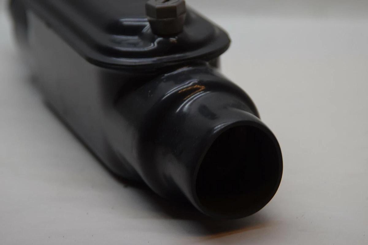 (NEW) ROBROY INDUSTRIES 1-1/4" Coated Conduit Body Straight Fitting