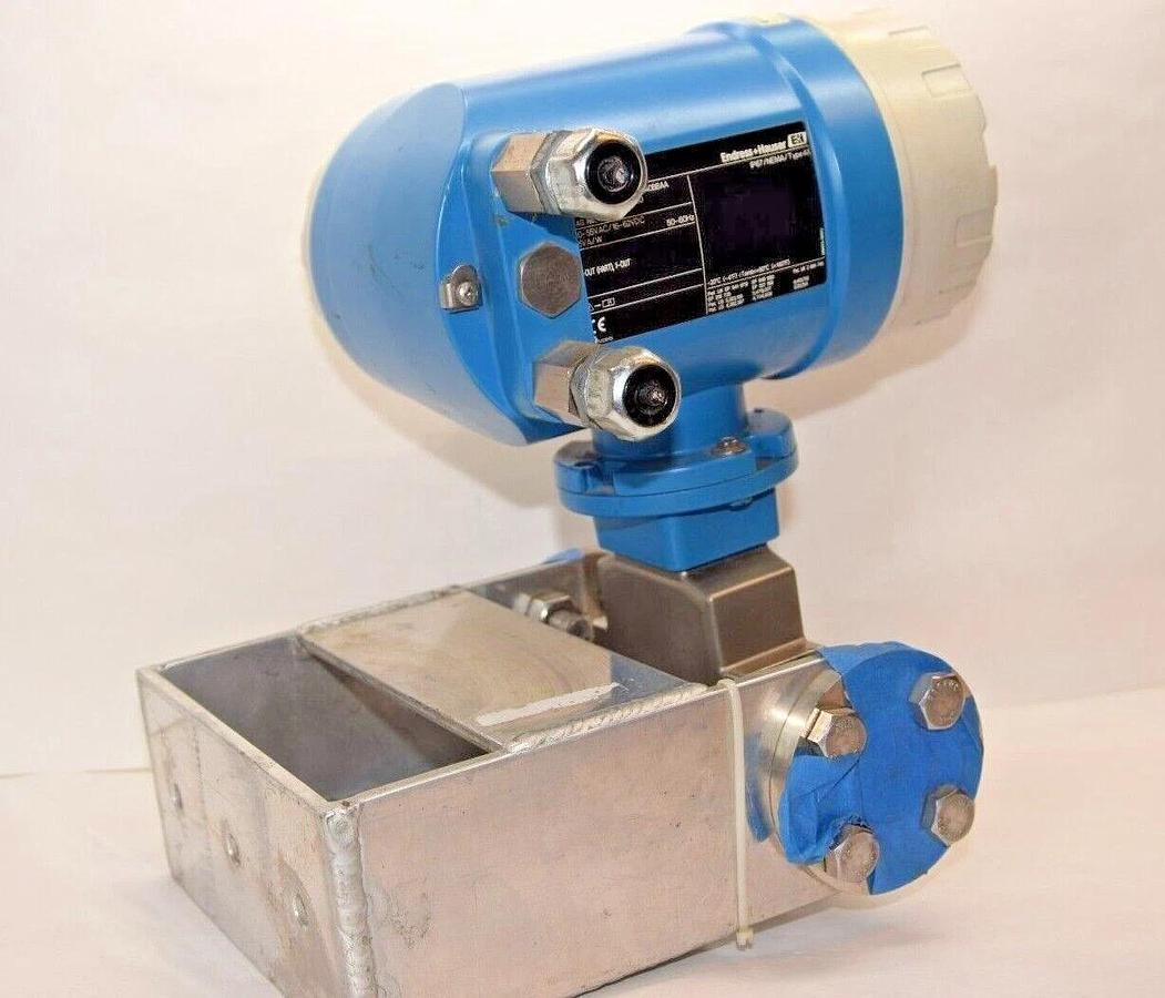 Used ENDRESS + HAUSER 53H02-EB0B1AA0BBAA Flowmeter Meter 53H02EB0B1AA0BBAA