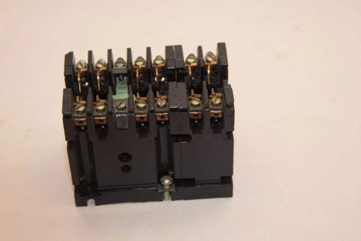 Used GENERAL ELECTRIC CR120A06002AA 115V 60Hz 300V 10A Series A Industrial Relay