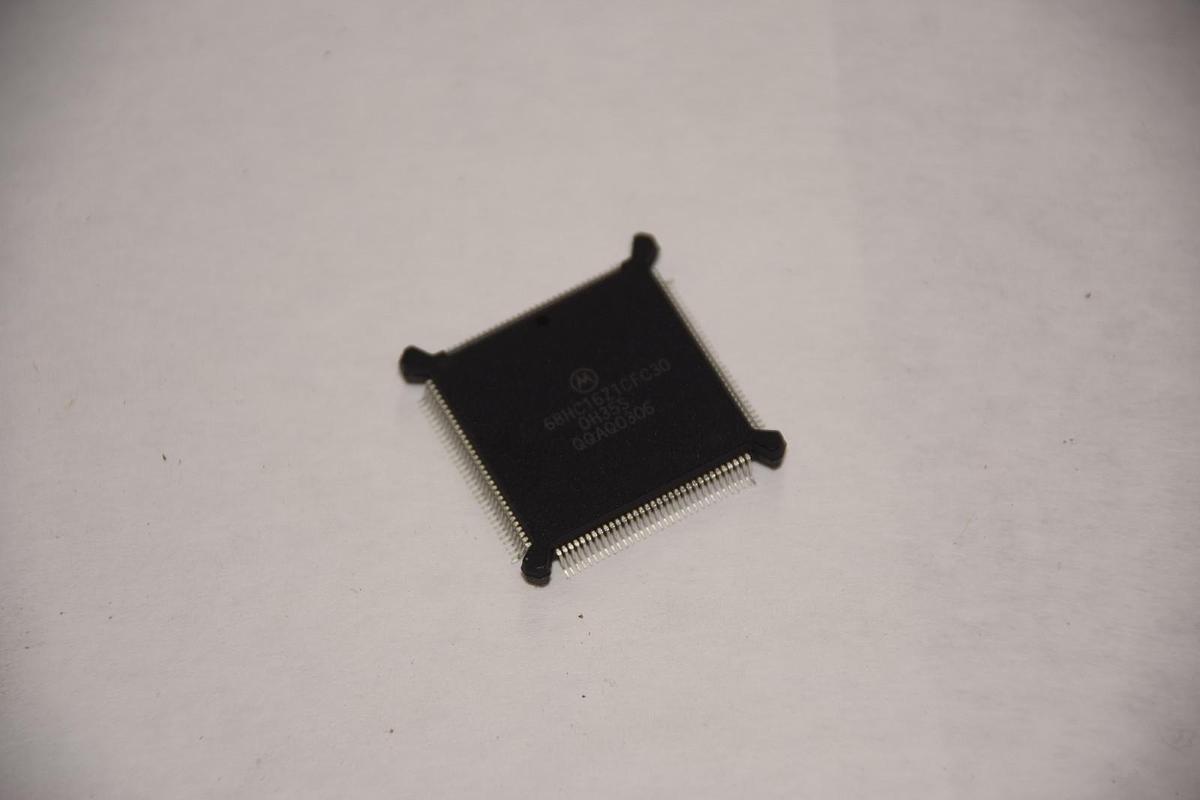 MOTOROLA 68HC16Z1CFC30 0H35S QQAQ0306 CPU NEW