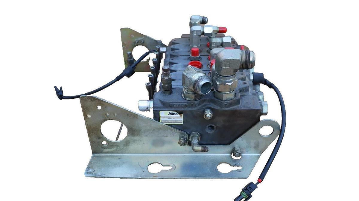 Used Altec 352-20070 , 35220070 , DB5195.800 Hydraulic Valve Block 7 Spool
