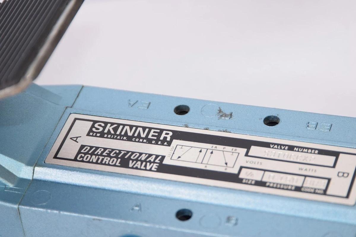(NEW) SKINNER S3T0CCX2 1/4" Directional Control Valve Pneumatic Air Foot Pedal