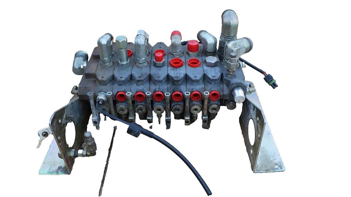 Used Altec 352-20070 , 35220070 , DB5195.800 Hydraulic Valve Block 7 Spool