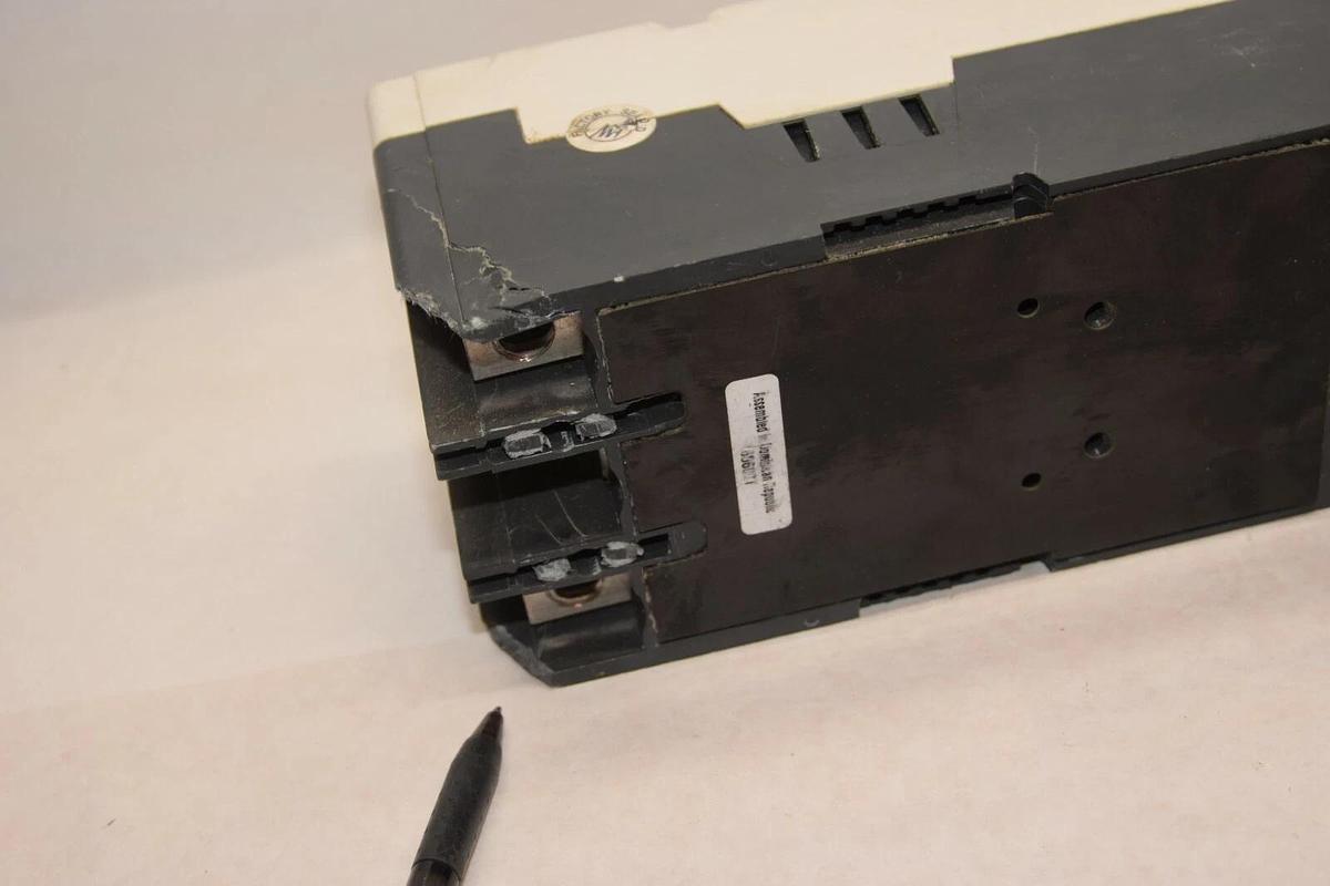 Eaton JD2250F JD 35k 250A 250 Amp A 2 Pole Circuit Breaker *Chipped Corners *