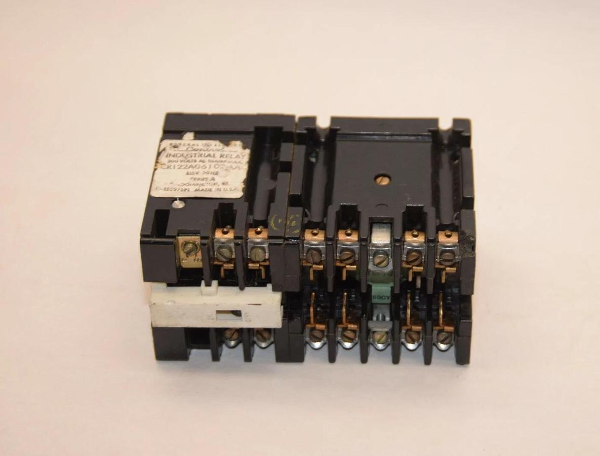 Used GENERAL ELECTRIC GE Relay CR122A06102AA 115V 60Hz Series A Industrial Relay