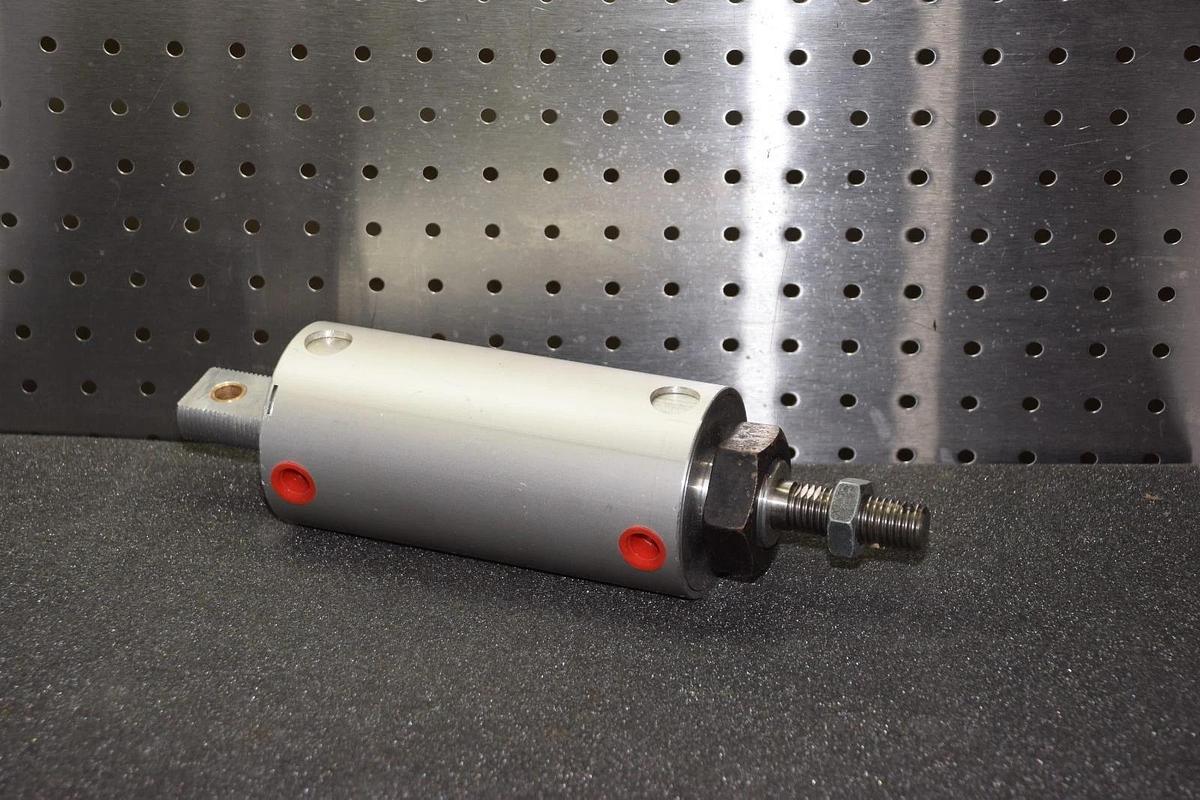 PNEUMATIC CYLINDER 1/2" SHAFT 4" STROKE 3" BODY NO NAME NEW