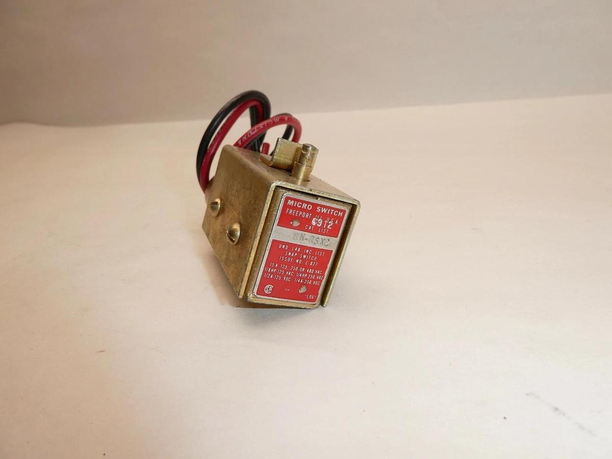 Used MICRO SWITCH RK-RSX2 15A, 125,250 OR 480VAC SNAP LIMIT SWITCH
