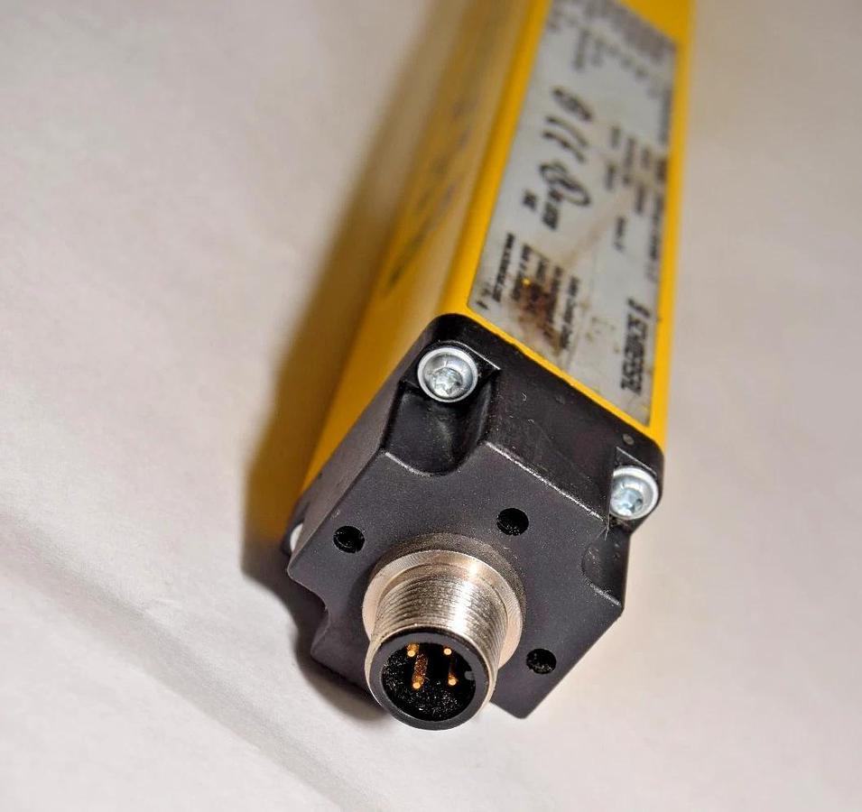 Schmersal Safety Light Curtain SLC440COM-E-0730-14-1050 Emitter (New)
