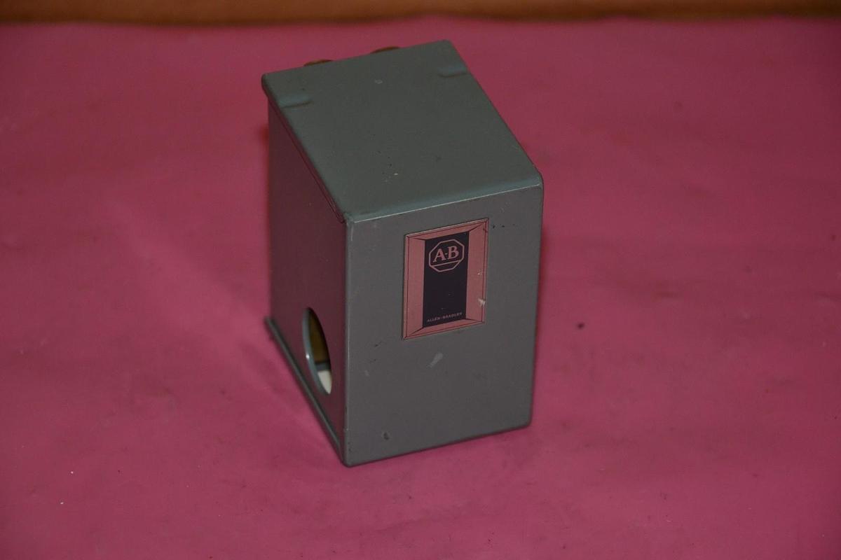 ALLEN BRADLEY PRESSURE SWITCH 830-A2210 830 A2210 830A2210 SER.A NEW