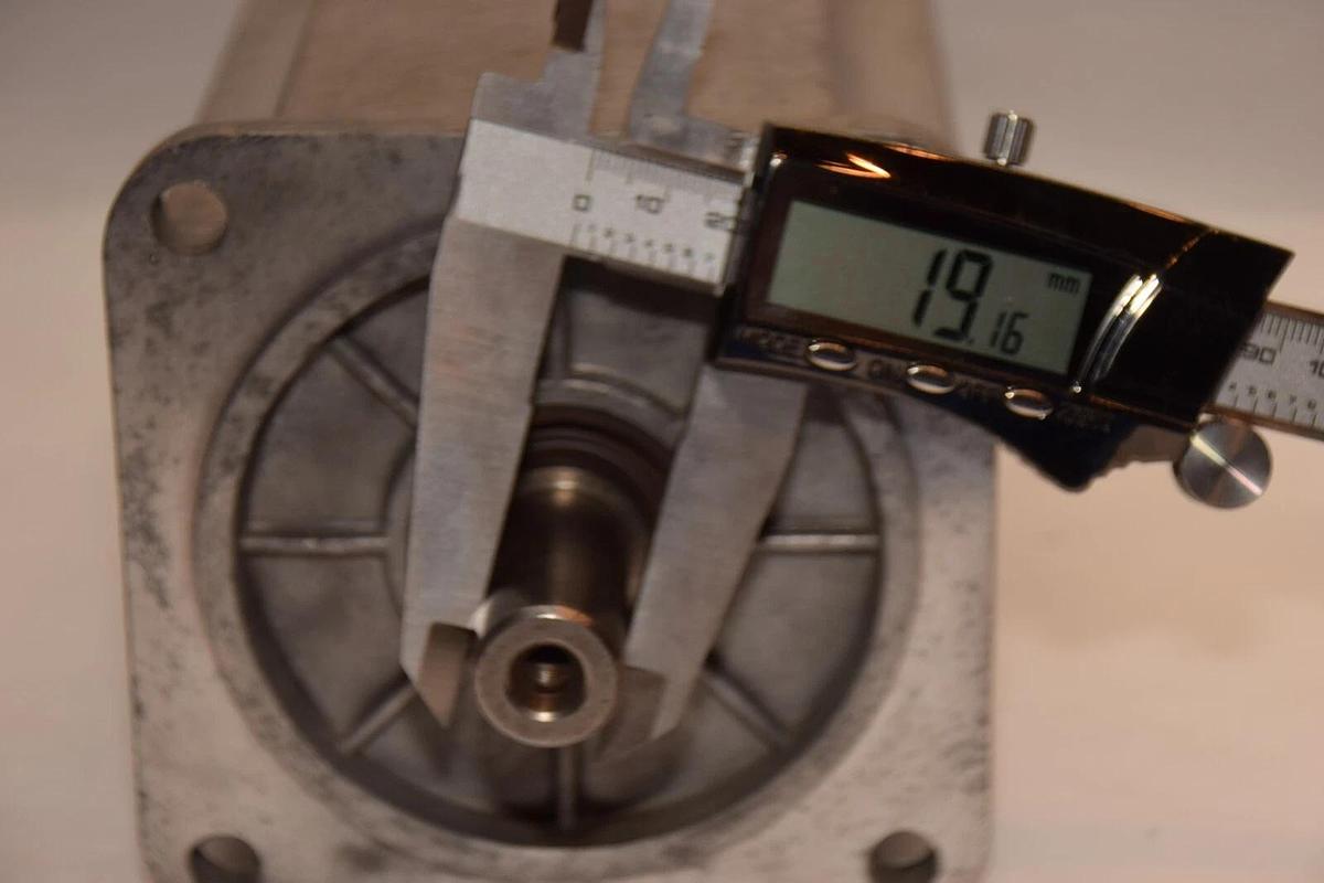 Used INDRAMAT MKD071B-061-GG0 19.16mm Shaft Permanent Magnet Motor