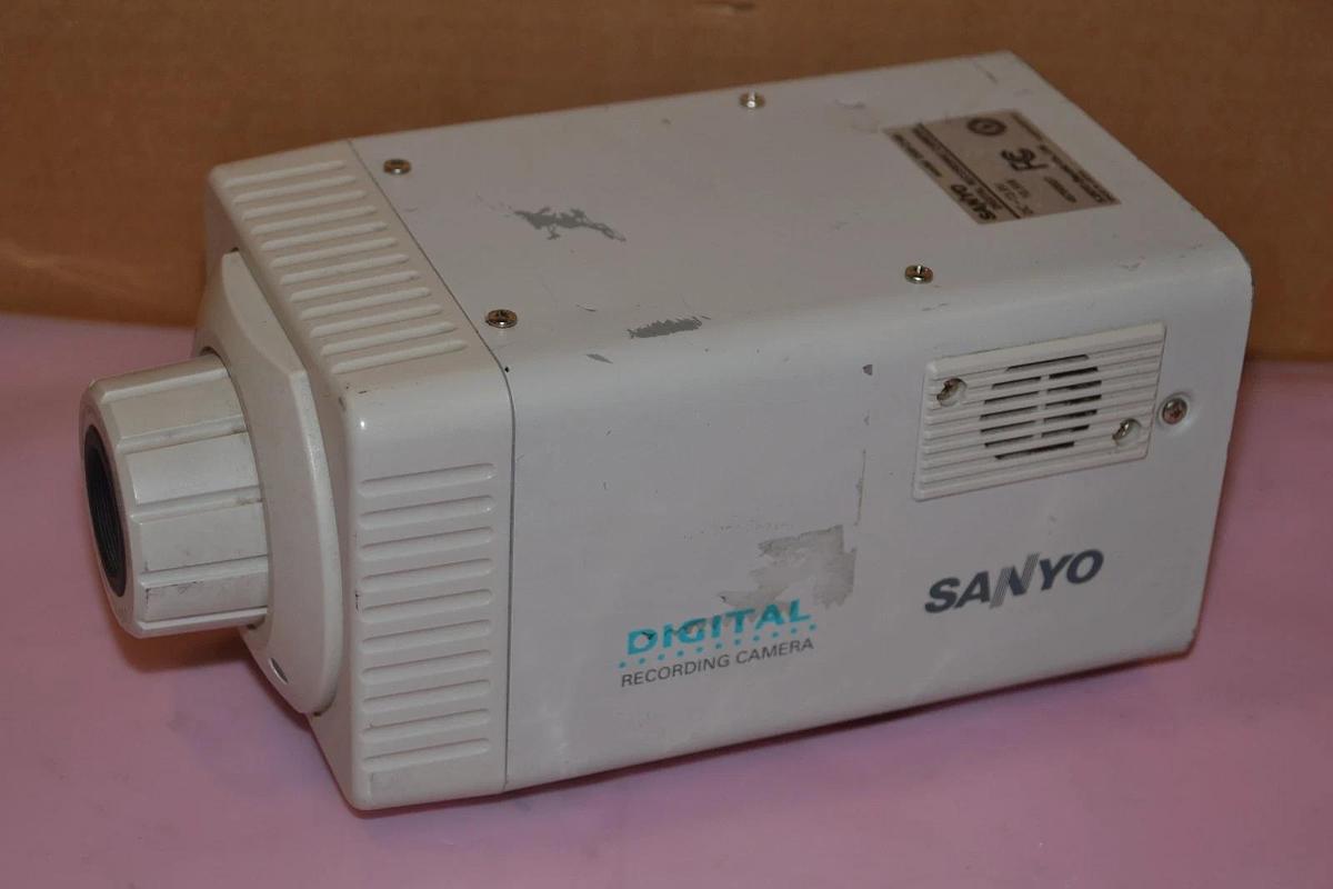 Used SANYO DSR-C100 DSRC100 13.8V 10.5W 1.5 MEGA PIXELS DIGITAL RECORDING CAMERA