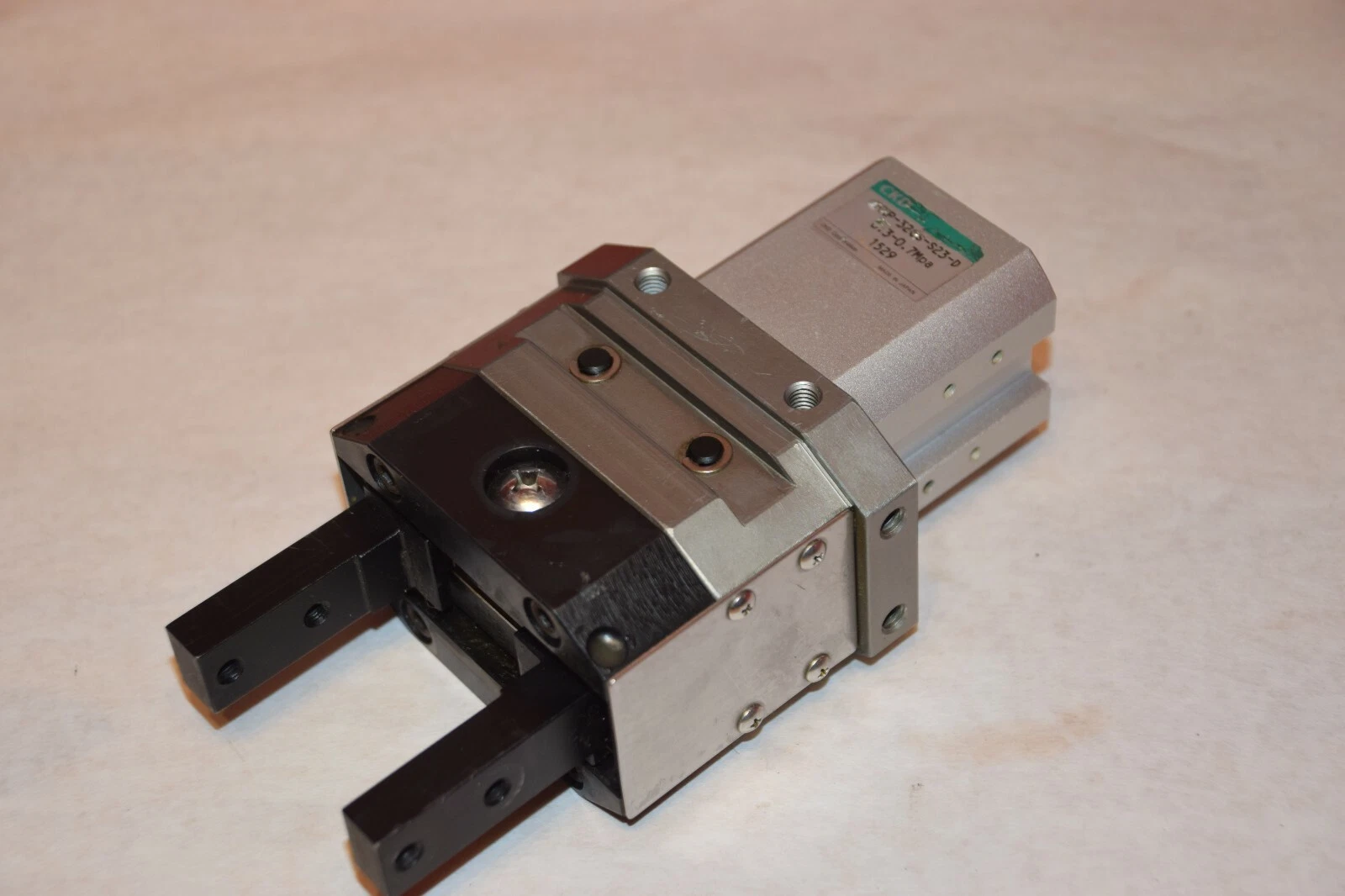 Used CKD HKP-32CS-S23-D HKP32CSS23D 0.3-0.7Mpa PNEUMATIC GRIPPER