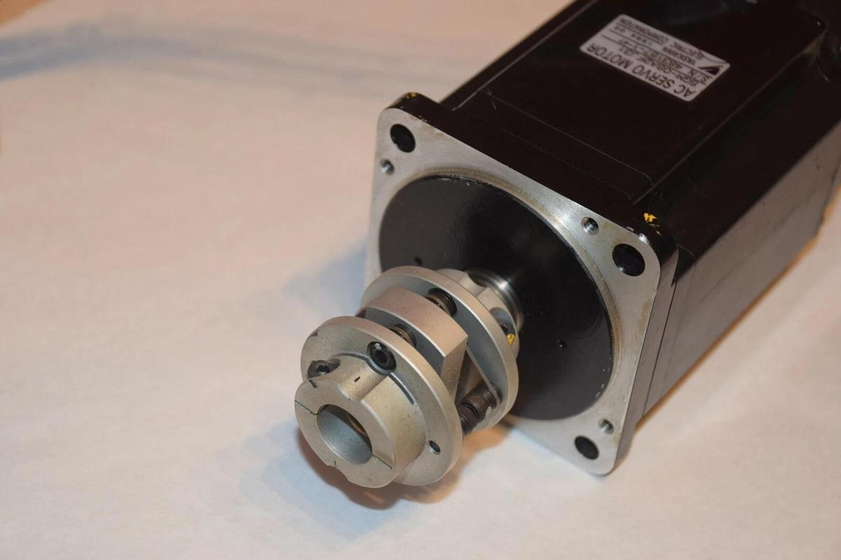 Used YASKAWA ELECTRIC AC Servo Motor  SGM-08A2FJ31   SGM-08A2F J31