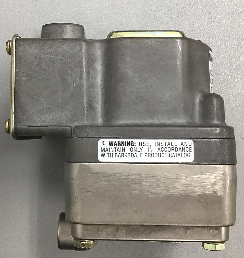Used BARKSDALE CONTROLS VCD2H-H18SS .8-30HG/Vac 30" HG/Vac Pressure Switch