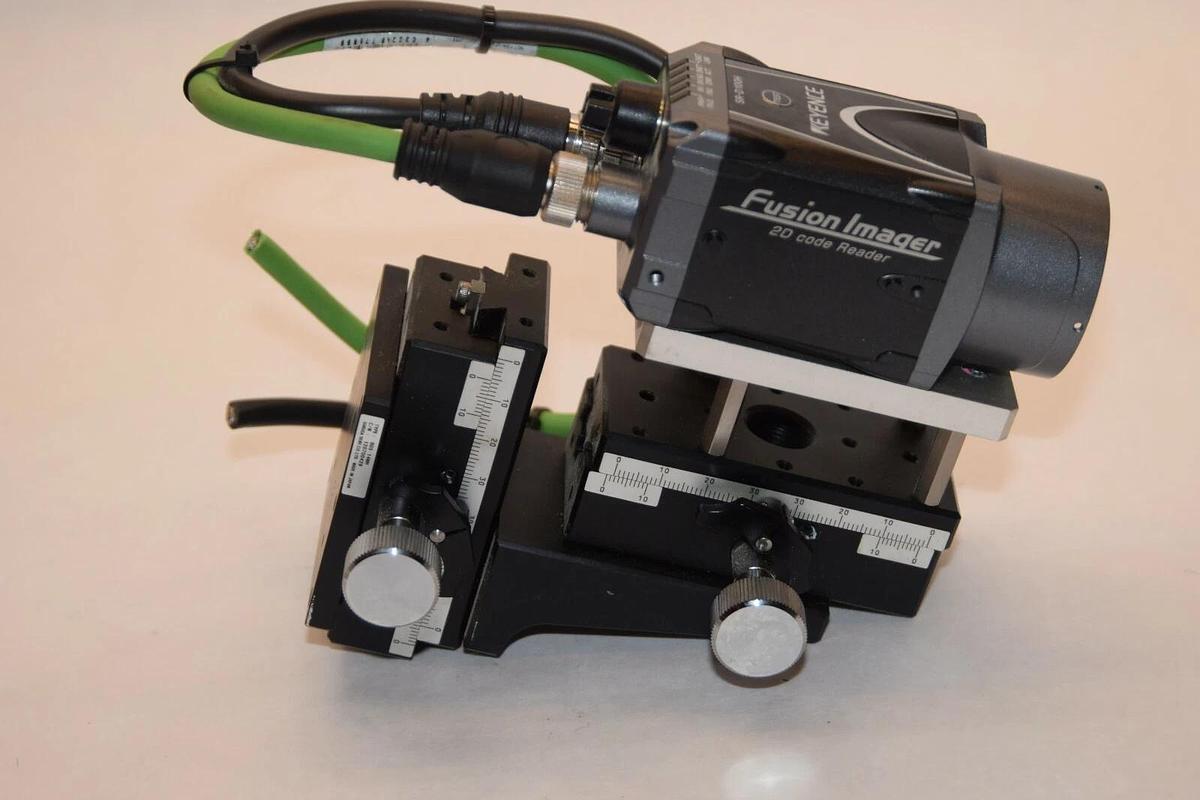 Used KEYENCE 2D Code Reader SR-D100H with precision mount B05-14NH A47-4