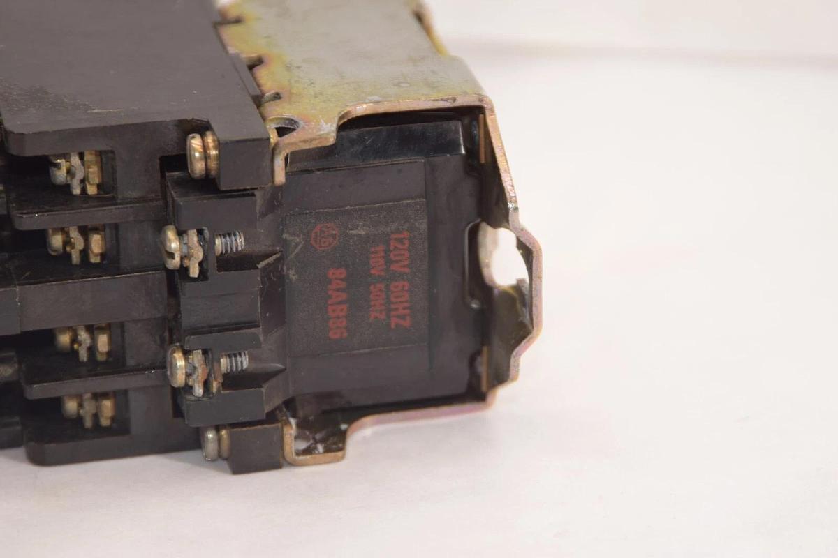 Used ALLEN BRADLEY 700-N400A1 Series C Type N 120V Control Relay W/ 700-NA20 Fnt Deck