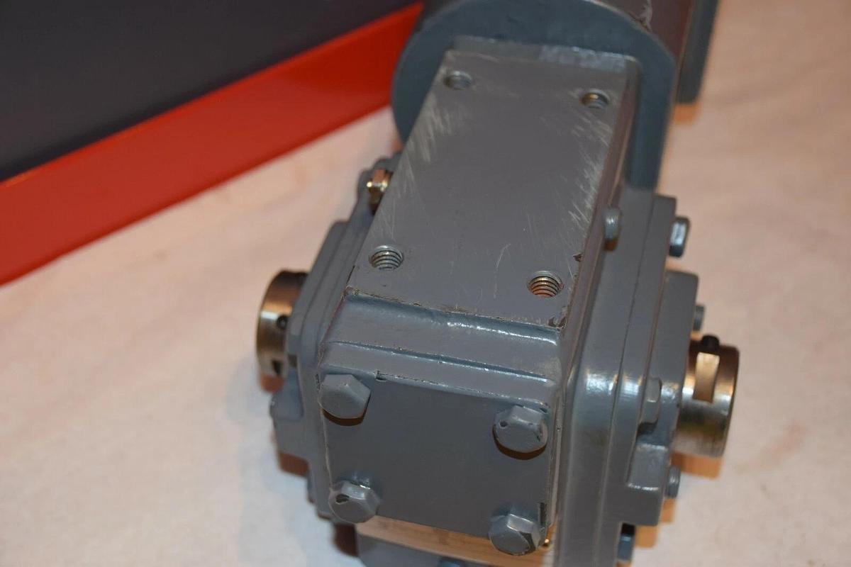 NEW WINSMITH 917CDSNB 917CDSB500X0C1 15 RATIO, 89 HP, 1750 RPM SPEED REDUCER