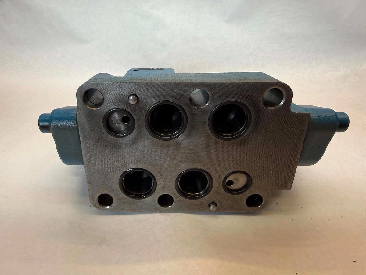 Used Rexroth Valve 4WEH22U60/6AW120-60N 9TDAV 4WE6J51/AW120-60N9DAV Valve Stack