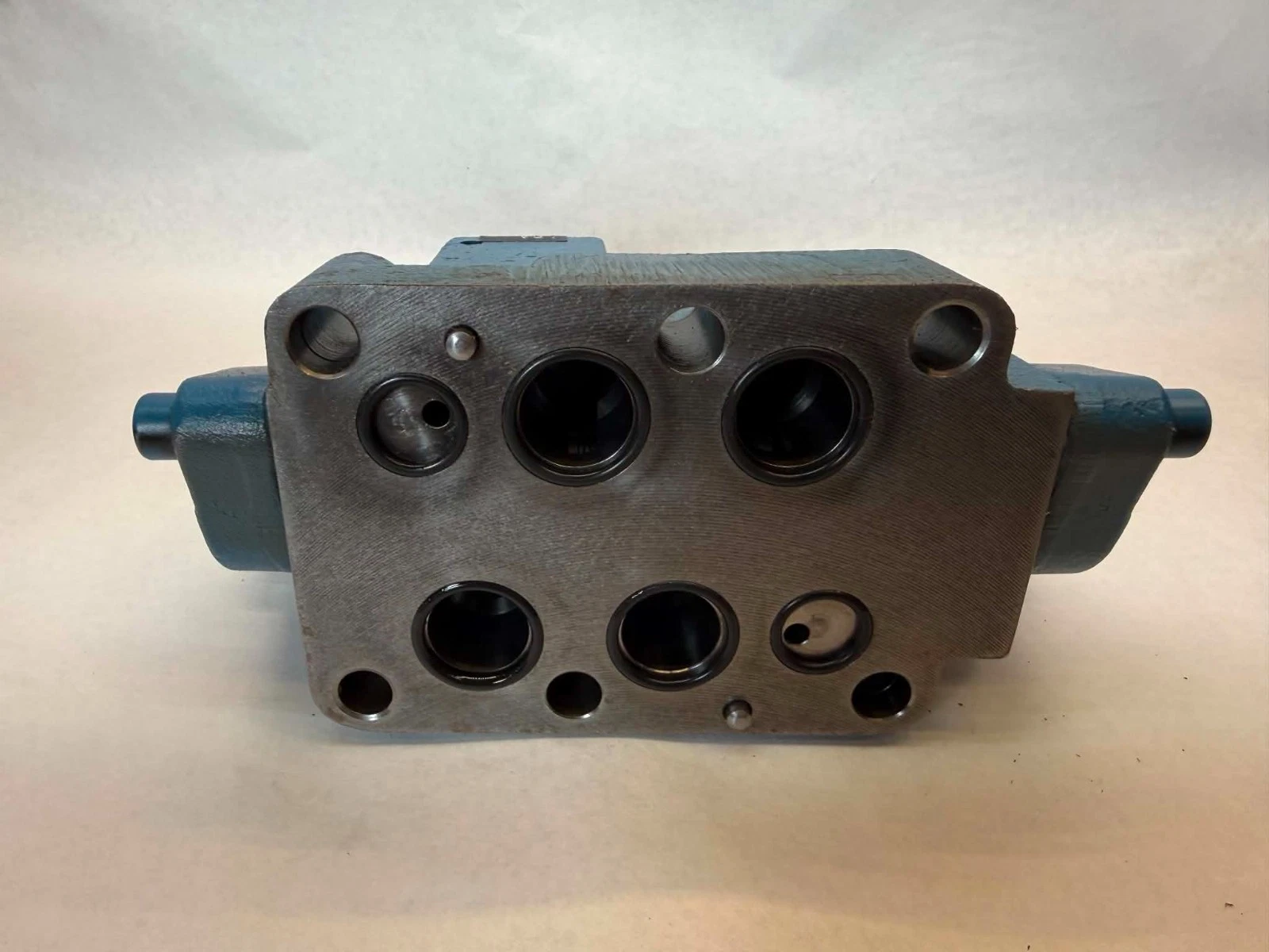 Used Rexroth Valve 4WEH22U60/6AW120-60N 9TDAV 4WE6J51/AW120-60N9DAV Valve Stack