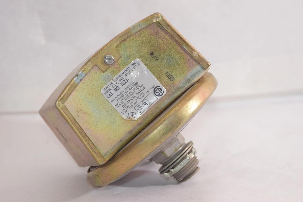 Used DWYER 1823-80 15A Vertical Diaphragm Pressure Switch