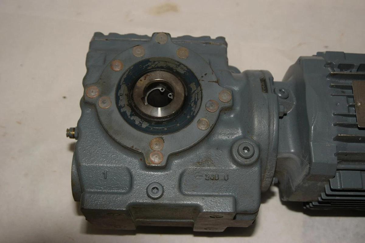 Used SEW-EURODRIVE SAF47DRN80M4  90.7383692401.0001.16  220 380V