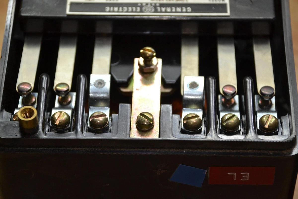 Used GENERAL ELECTRIC 12HFA51A51H TYPE HFA 230V 60A MULTICONTACT AUXILARY RELAY