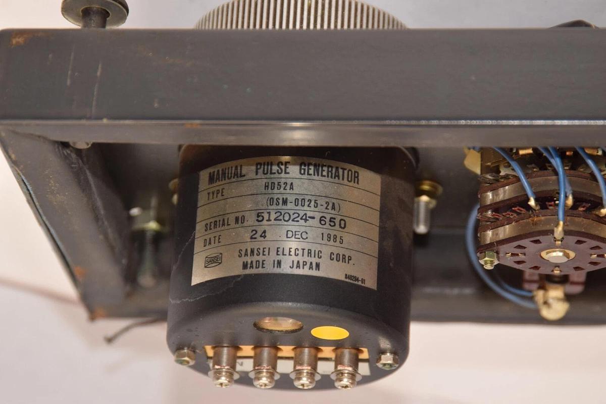 Used MITSUBISHI / SANSEI BNIIOB588 , HD52A Pulse Generator Operator Control