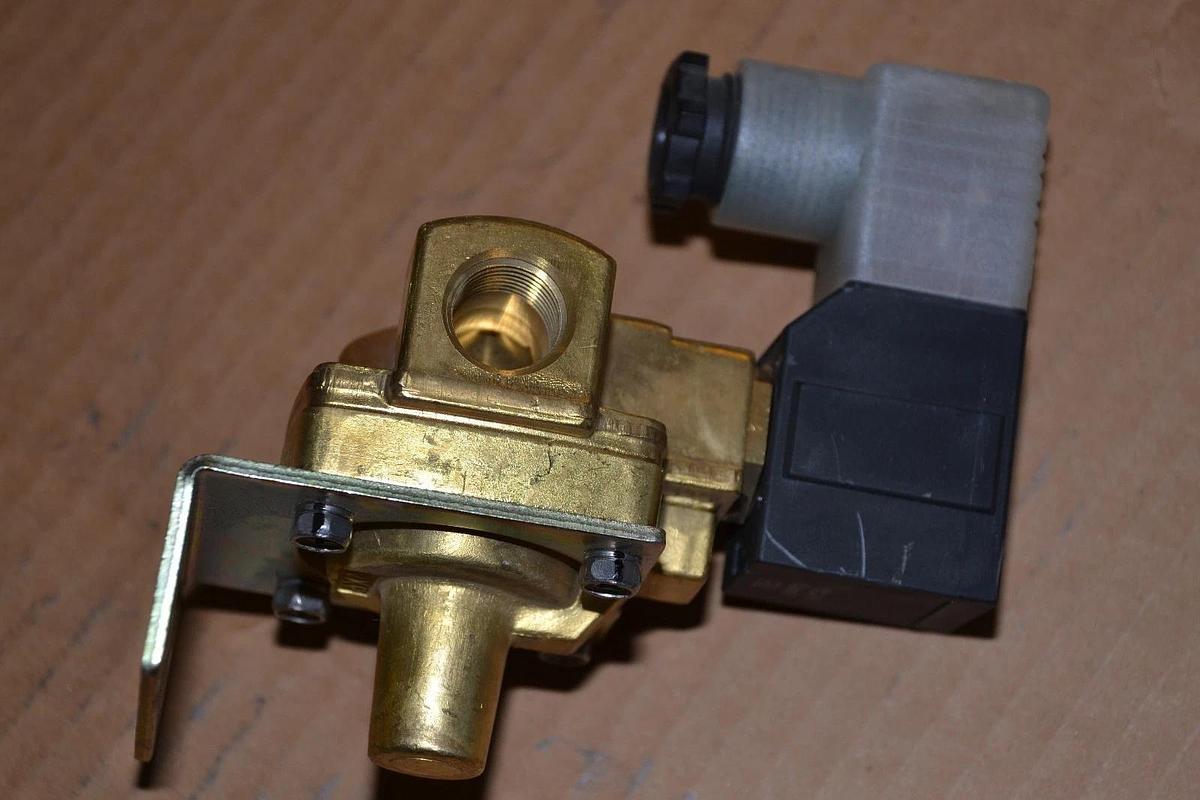 SMC Valve VXP2140-03N-5DZ-B VXP2140 .04mpa 1 air water .7 lt oil 24vdc coil NEW