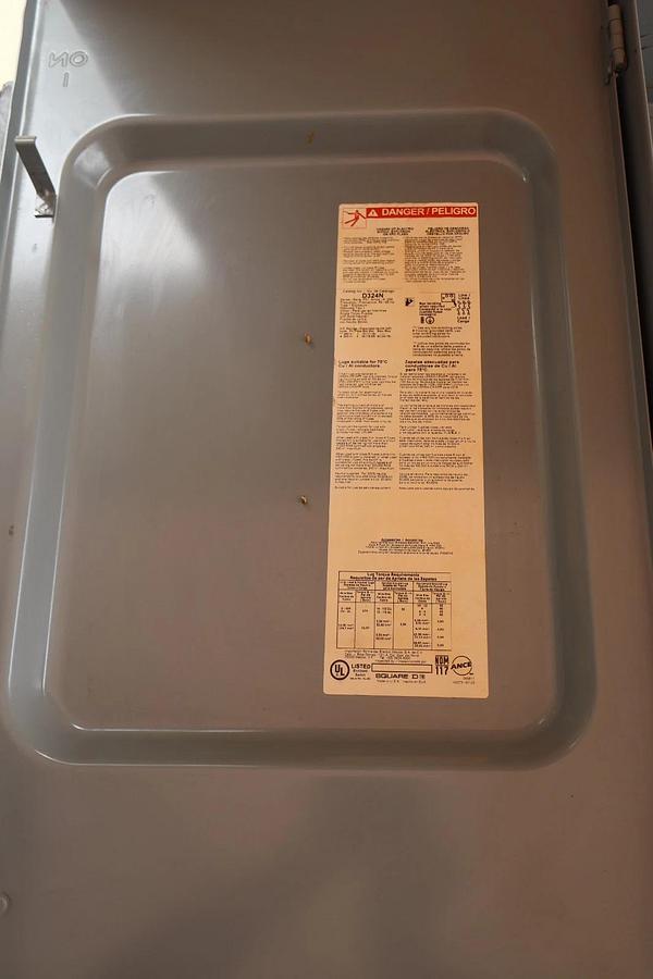 Used Square D 200A Safety Switch Fusible Enclosure D324N 240V 3-Pole 200AMP