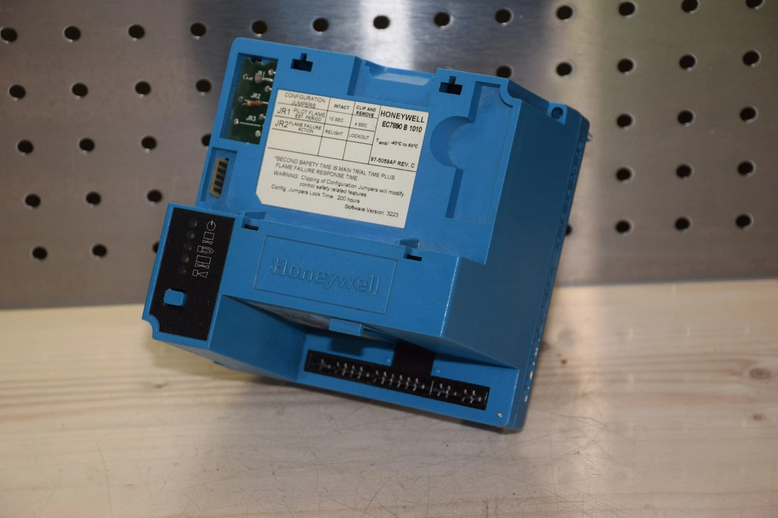 Used HONEYWELL EC7890-B-1010 230VAC 50/60Hz BURNER CONTROLLER