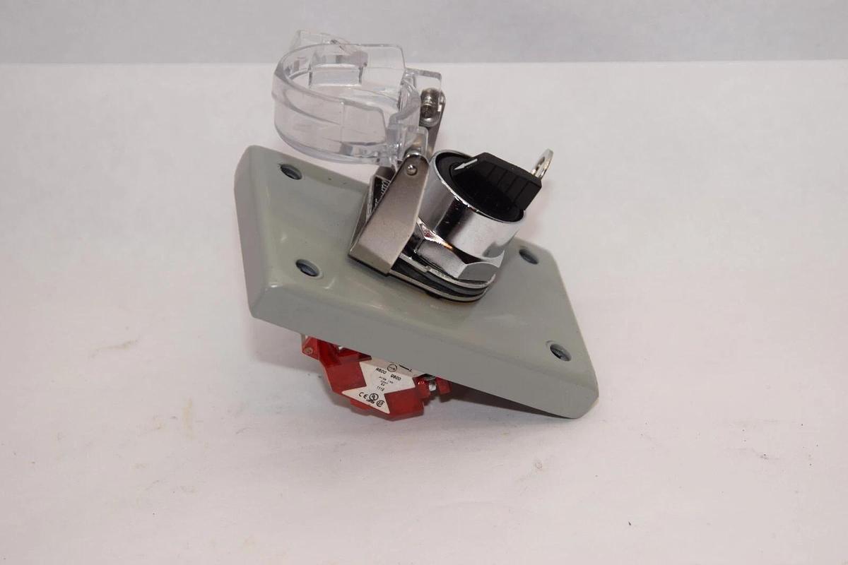 Used SQUARE D 9001 KA3 KA2 On/off Lockout Switch With 9001K7 Lockout Cover