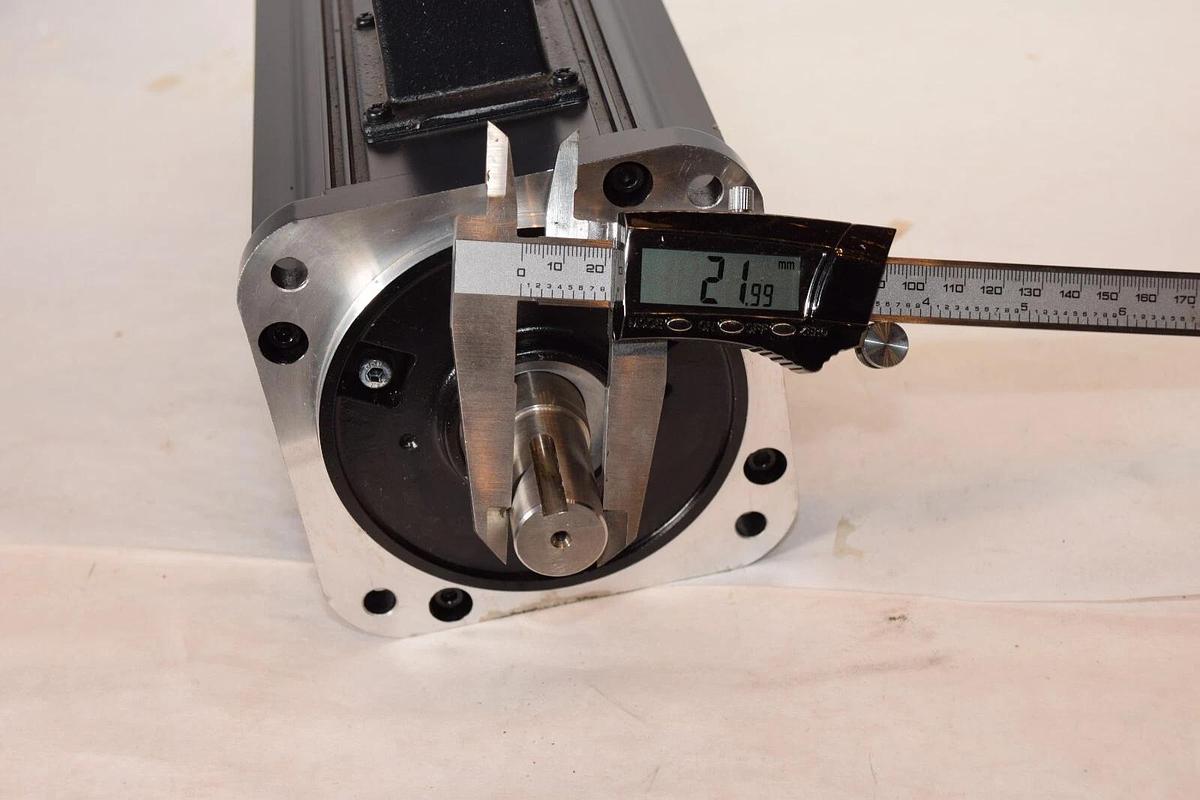 Used Yaskawa AC Servo Motor USAFED-13CA2KE 1.3kW w/ UTOPH-600VB encoder