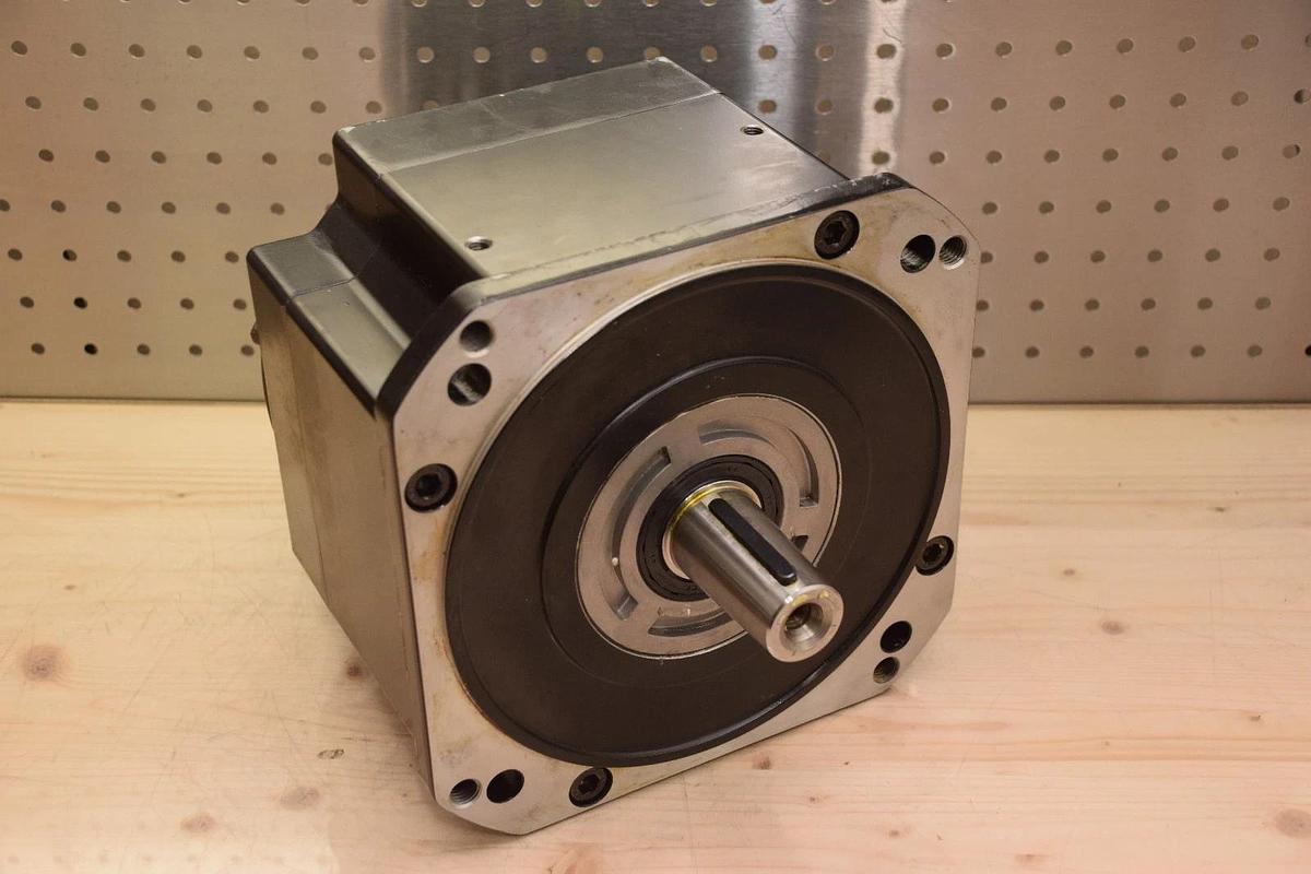 Used Kawasaki Sanyo Denki BL Super Servo Motor P80B22450LCX2A  4.2 KW  2400 RPM