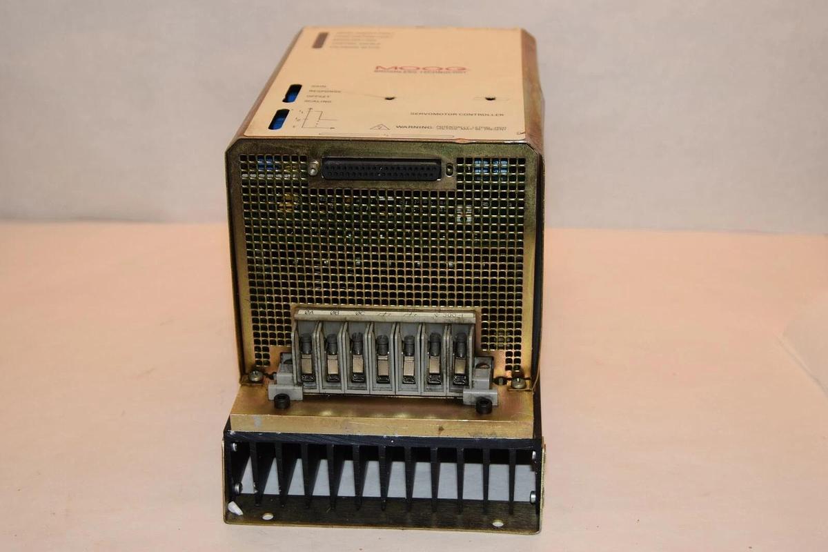 Used MOOG Servo Motor Control Drive 152D423 10A Cont. 20A Peak