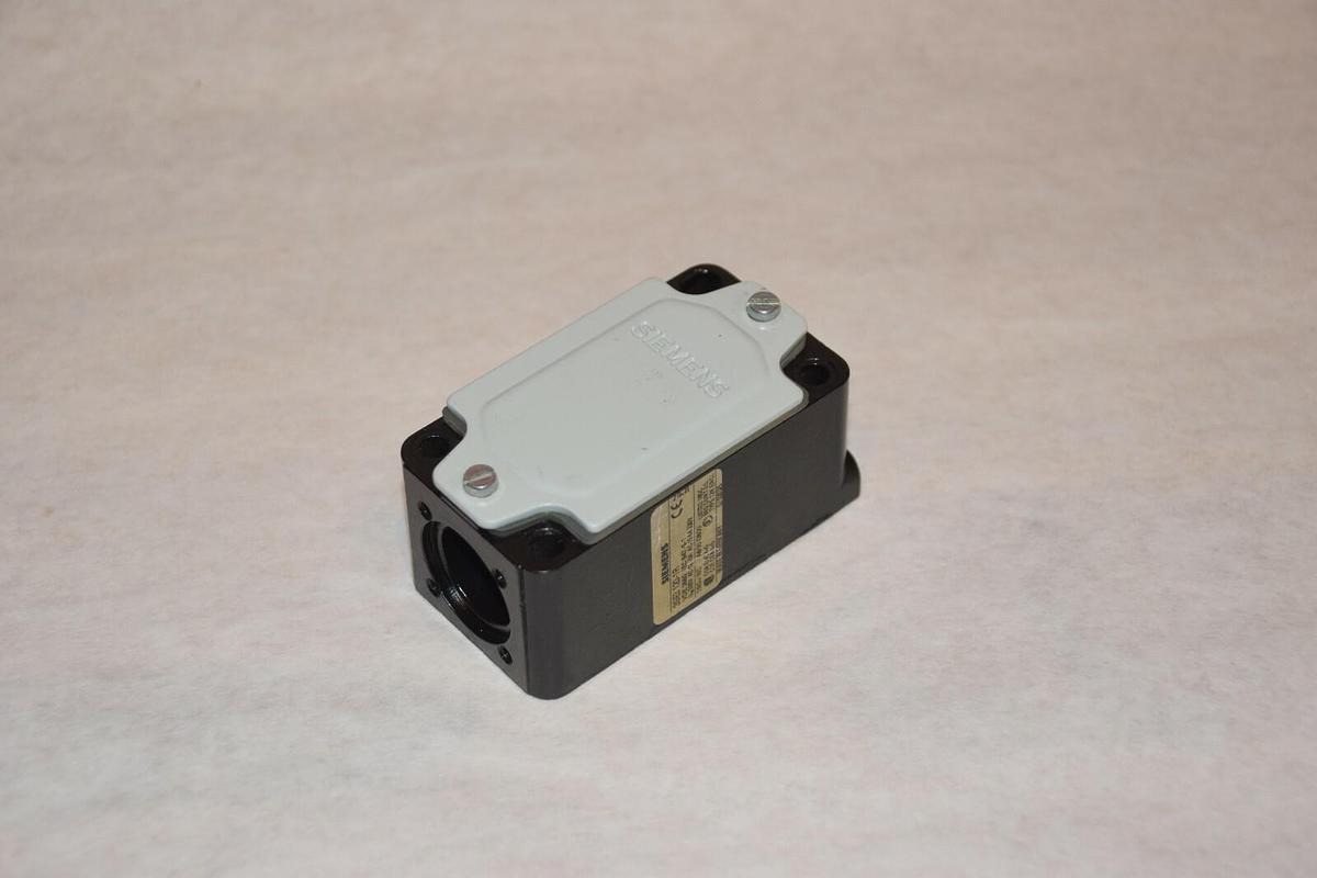 NEW SIEMENS 3SE3 120-1R 500V AC-12 10A AC-15 6A 230V LIMIT SWITCH