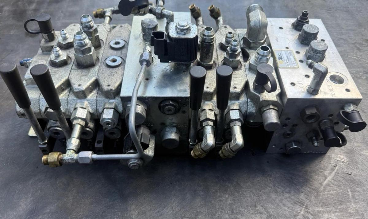 Used Altec 990292145, DB5195.800 Hydraulic Valve Block 7 spool Valve